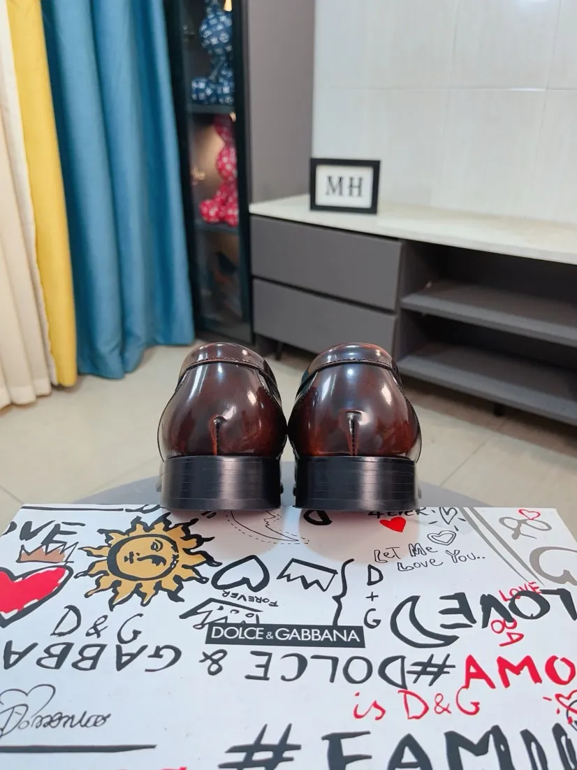 Men's shoes 💰540🌸🌸 [DG Dolce & Gabbana] High-end customized leather shoes. The upper is made of imported calf leather. Original hardware. I believe you will be impressed from the first time you see it. The avant-garde atmosphere can no longer fully interpret its elegance. AAA grade rubber outsole is super comfortable. The original cover last of the counter ensures its original version and quality. The upper is simple and the cowhide lining ensures its comfort and breathability. A pair of truly good shoes has its own unique soul, famous quality, and the first choice for successful people. Regular size 38-44 (45 customized)